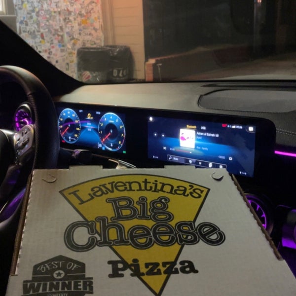 รูปภาพถ่ายที่ Laventina&#39;s Big Cheese Pizza โดย 🎈 เมื่อ 12/27/2022