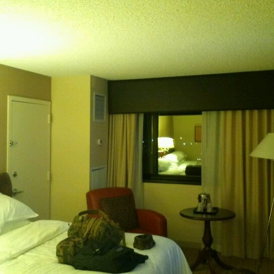 Photo taken at Sheraton Edison Hotel Raritan Center by Oliver R. on 11/10/2012