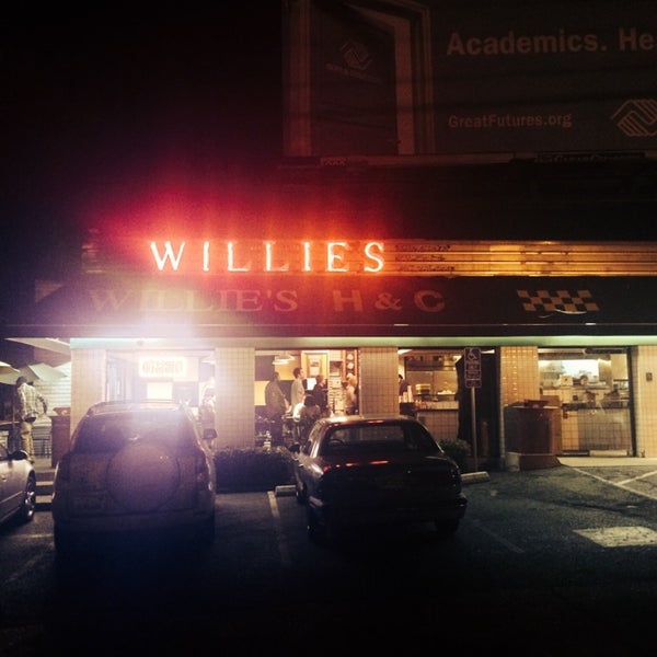 Foto tirada no(a) Willie&#39;s Burgers por Mr. J. em 7/13/2014