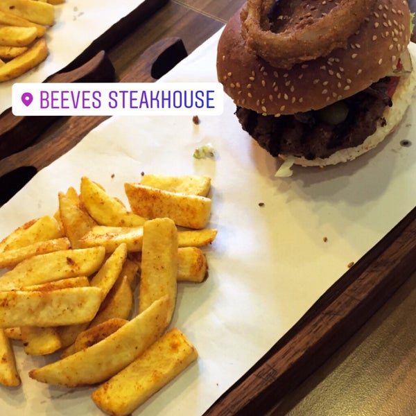 Photo taken at Beeves Burger&amp;Steakhouse by Szgn G. on 8/23/2019