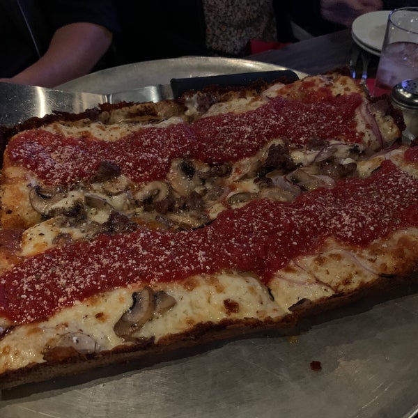 3/8/2020 tarihinde Lo T.ziyaretçi tarafından Pizza Rock'de çekilen fotoğraf
