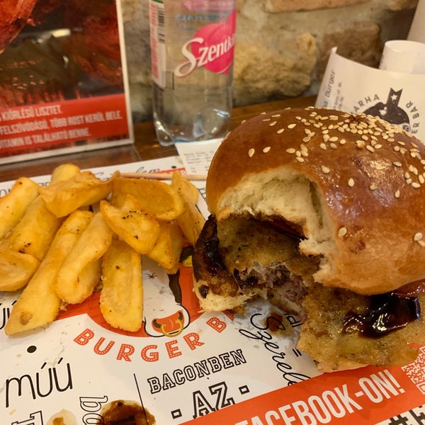 Foto tirada no(a) Bamba Marha Burger Bar por Fachrudin F. em 3/15/2019