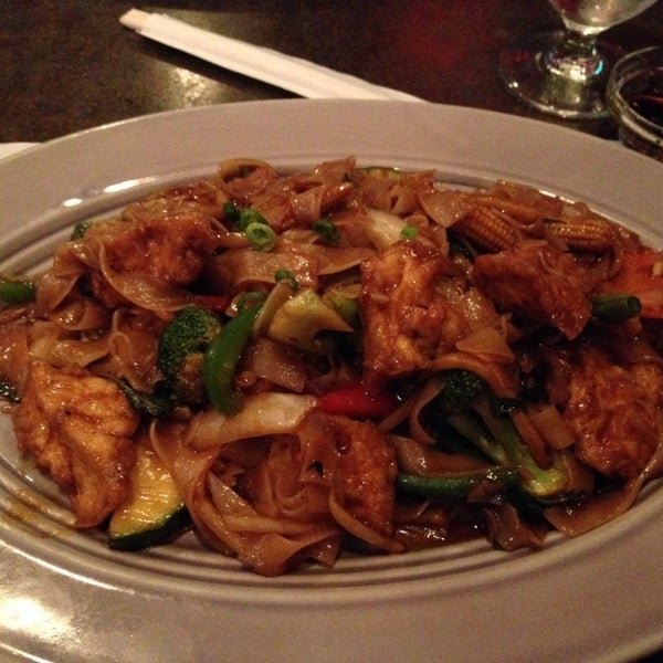Снимок сделан в Montien Boston - Thai Restaurant пользователем Jessica H. 6/21/2014