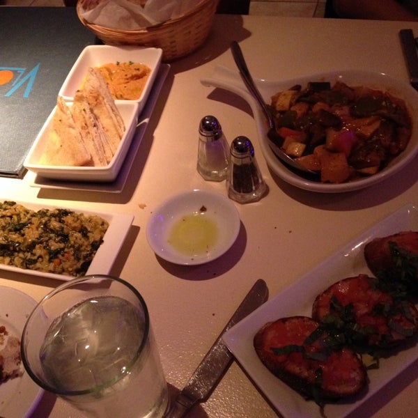 Das Foto wurde bei Vlora Bar and Restaurant von Jessica H. am 10/5/2013 aufgenommen