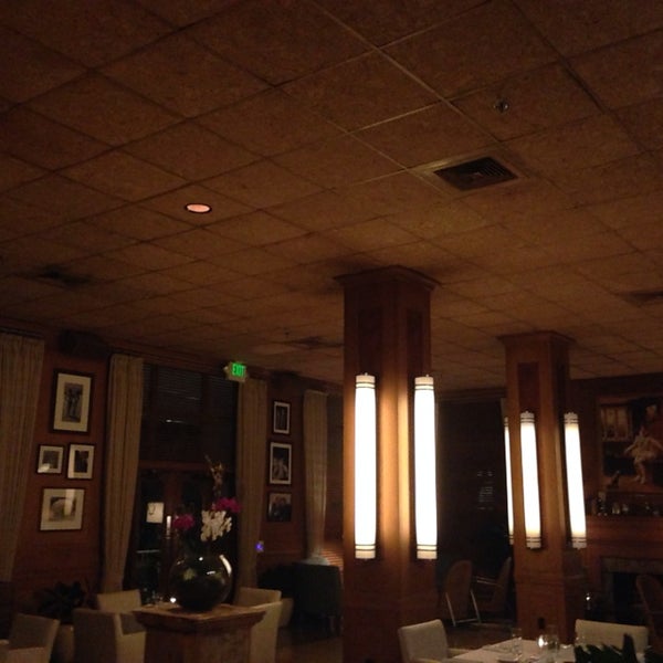 Photo prise au The Restaurant at The Raleigh par Alberto C. le11/2/2013