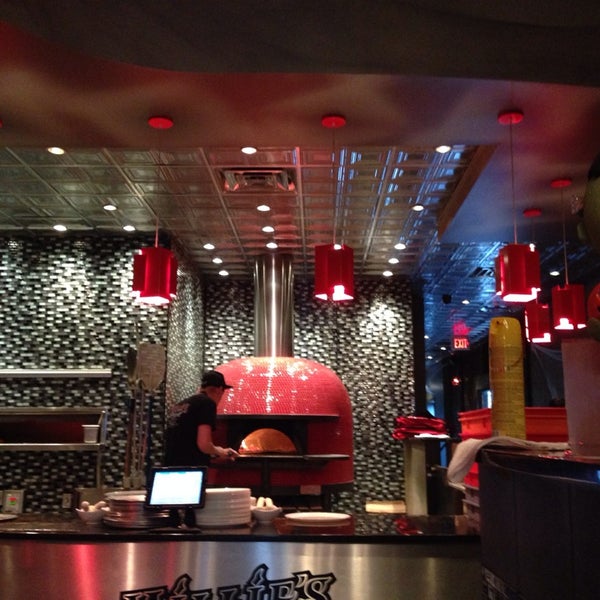 10/27/2013 tarihinde Ximena B.ziyaretçi tarafından Millies Old World Meatballs And Pizza'de çekilen fotoğraf