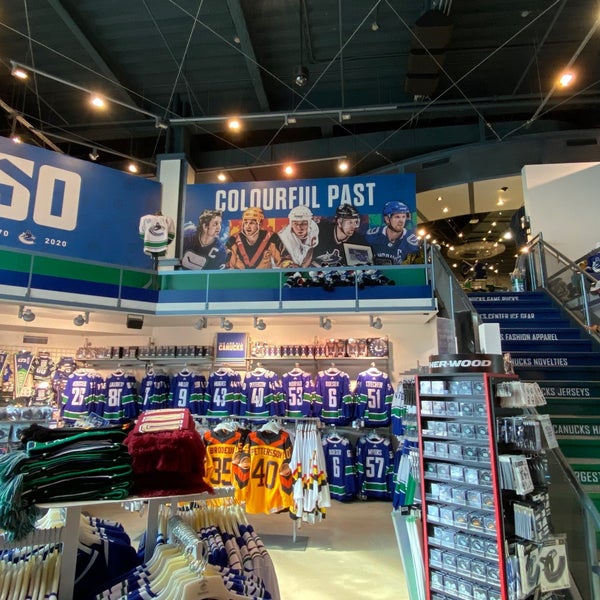 รูปภาพถ่ายที่ Canucks Team Store โดย Casey L. เมื่อ 9/4/2020