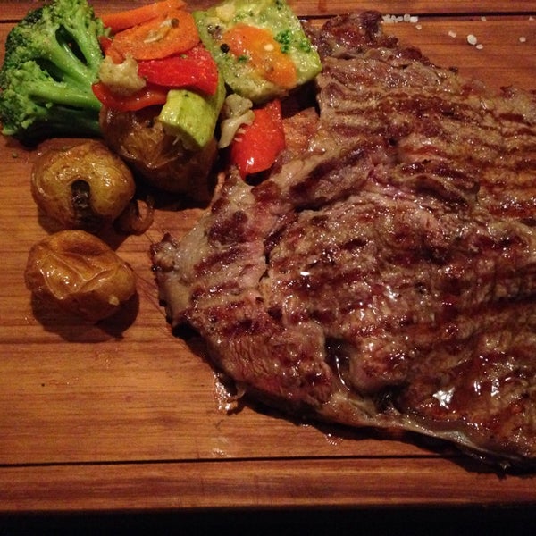 Das Foto wurde bei Flame Burger &amp; Steak House von SЄЯКАИ A. am 10/31/2014 aufgenommen