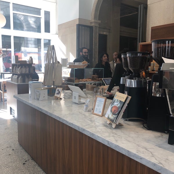 Photo taken at Blue Bottle Coffee by Bart V. on 2/8/2018