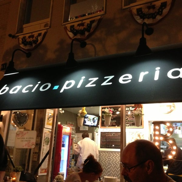 Foto diambil di Bacio Pizzeria oleh Vicky H. pada 9/15/2013