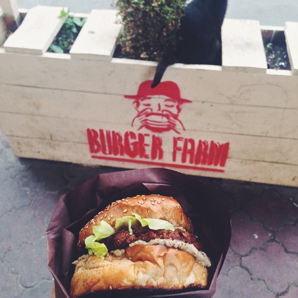 Foto tirada no(a) Burger Farm por Di -. em 7/15/2014