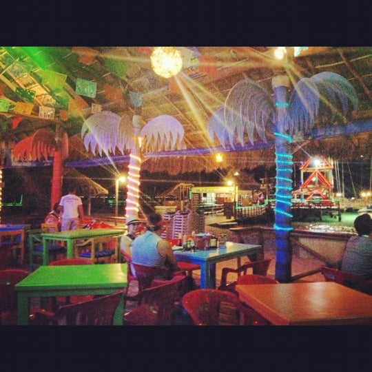 Foto tomada en Paradise Restaurant &amp; Beach Bar  por J el 12/7/2012