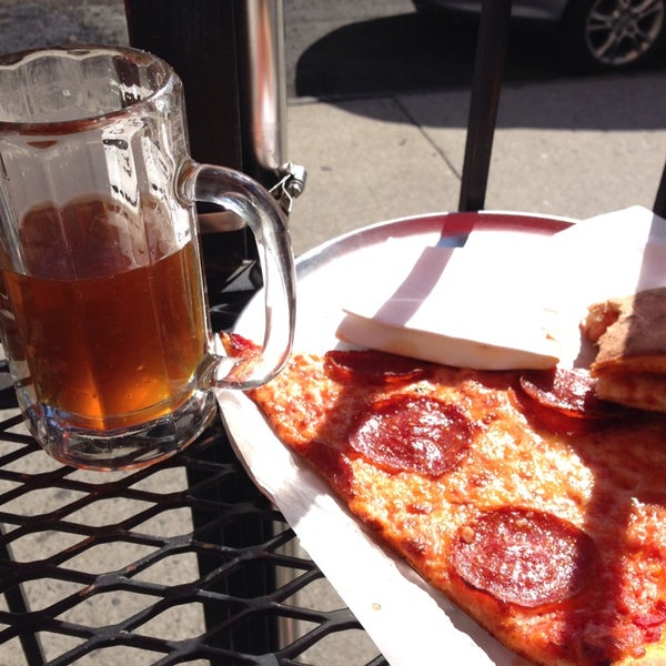 9/22/2013 tarihinde Gaby F.ziyaretçi tarafından Rosco&#39;s Pizza'de çekilen fotoğraf