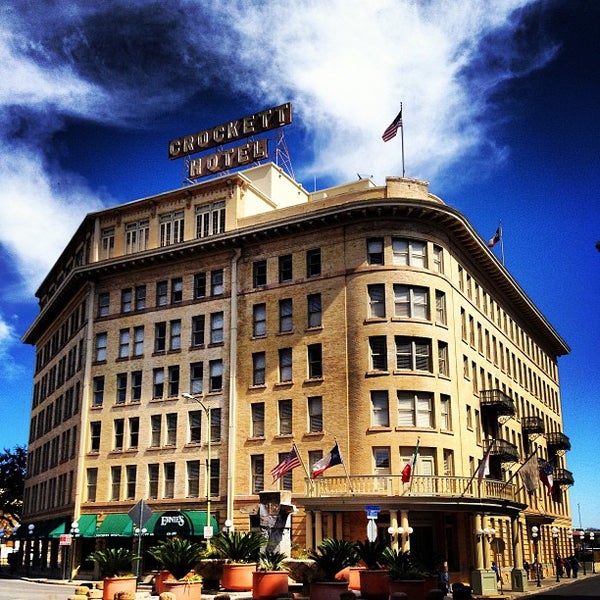 รูปภาพถ่ายที่ The Historic Crockett Hotel โดย Dave D. เมื่อ 3/3/2013