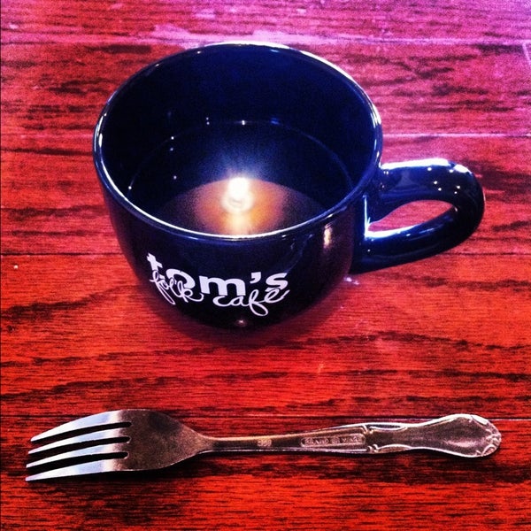 รูปภาพถ่ายที่ Tom&#39;s Folk Cafe โดย Pedro L. เมื่อ 4/7/2013