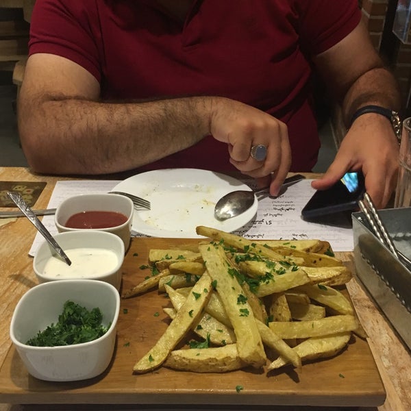 8/15/2018 tarihinde Azin E.ziyaretçi tarafından Pich Restaurant | رستوران پیچ'de çekilen fotoğraf