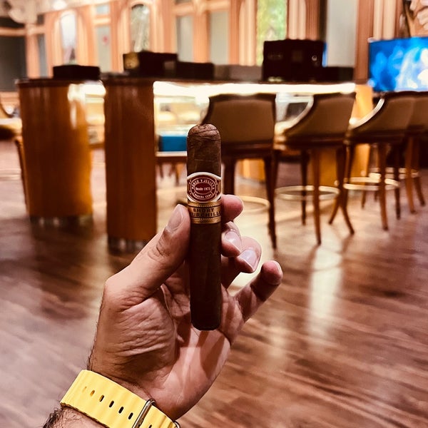 7/8/2023 tarihinde Bo3LoLaziyaretçi tarafından Turquoise Cigar Lounge - Ritz Carlton'de çekilen fotoğraf