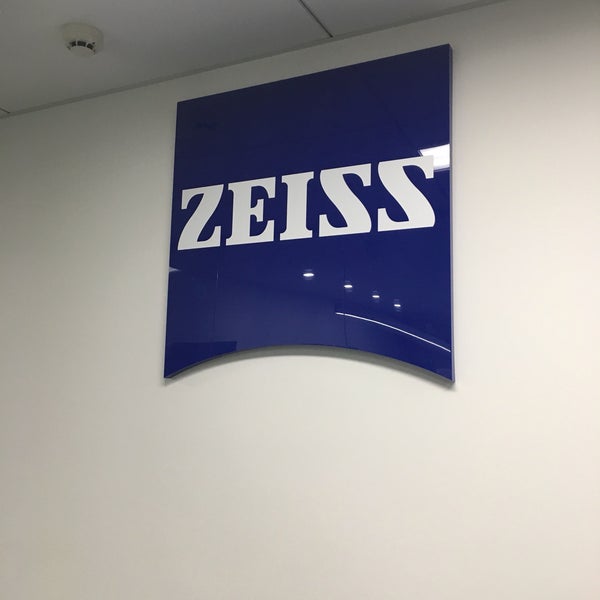 Салон оптики интерьер. Zeiss афимолл. Zeiss vision center афимолл. Carl zeiss очки. Zeiss лого.
