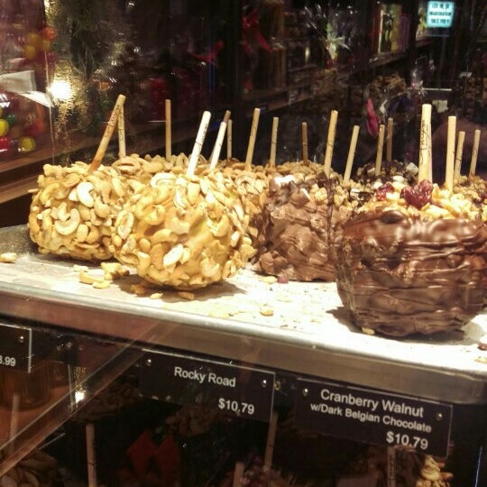 Photo taken at Amy&#39;s Candy Kitchen &amp; Gourmet Caramel Apples by Chrisito on 2/6/2016