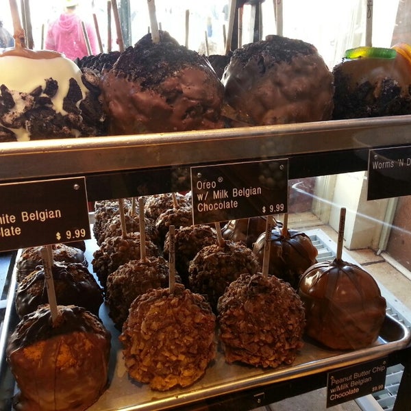 Photo taken at Amy&#39;s Candy Kitchen &amp; Gourmet Caramel Apples by Chrisito on 9/22/2013