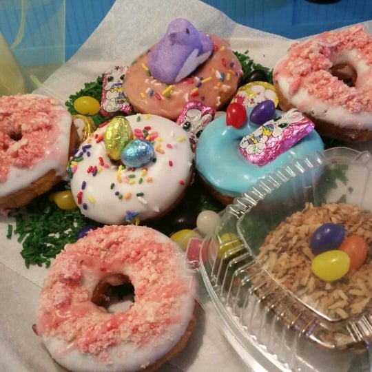 Foto tirada no(a) Top That Donuts por Kristen S. em 4/3/2015