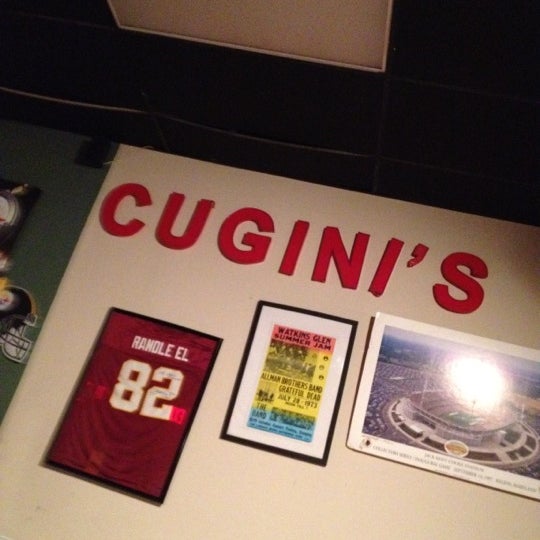 Photo prise au Cugini&#39;s Restaurant &amp; Bar par Kim W. le6/10/2012