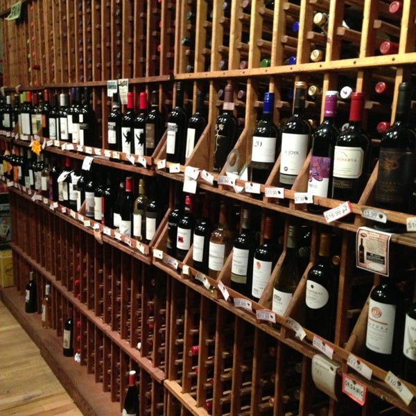 Das Foto wurde bei Eight &amp; Driggs Wine and Liquors von Seven of 9. am 2/24/2013 aufgenommen
