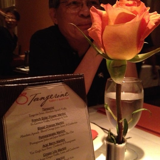 รูปภาพถ่ายที่ Tangerine Fusion + Sushi Bar โดย Vanessa N. เมื่อ 10/1/2012
