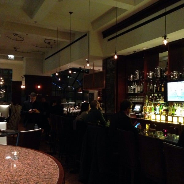 รูปภาพถ่ายที่ 676 Restaurant &amp; Bar โดย Nikolay A. เมื่อ 1/12/2014