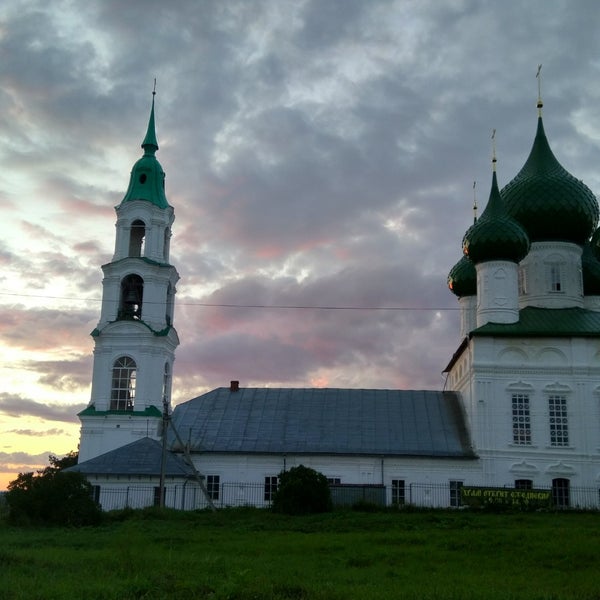 Углич желтая Церковь с зелеными куполами