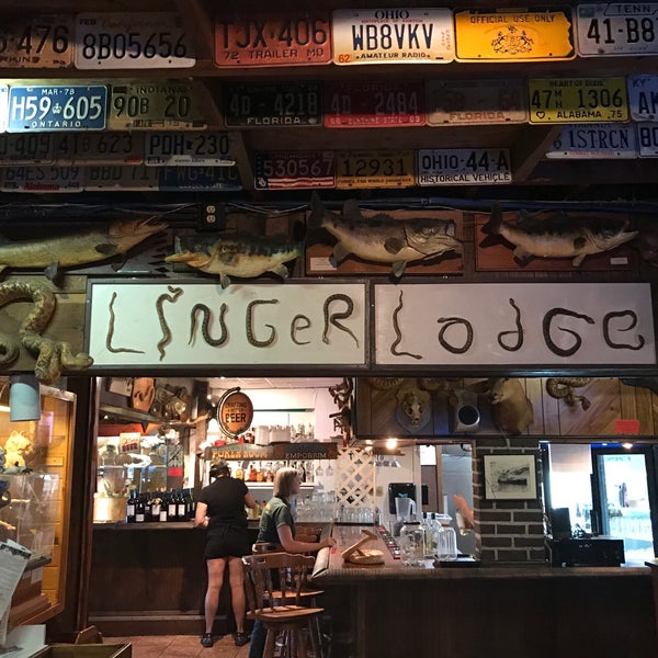 2/10/2017 tarihinde Steven R.ziyaretçi tarafından Linger Lodge Restaurant &amp; Bar'de çekilen fotoğraf