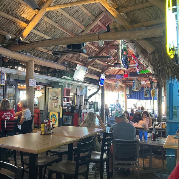 Foto tirada no(a) Siesta Key Oyster Bar por S 🤗 em 1/19/2022