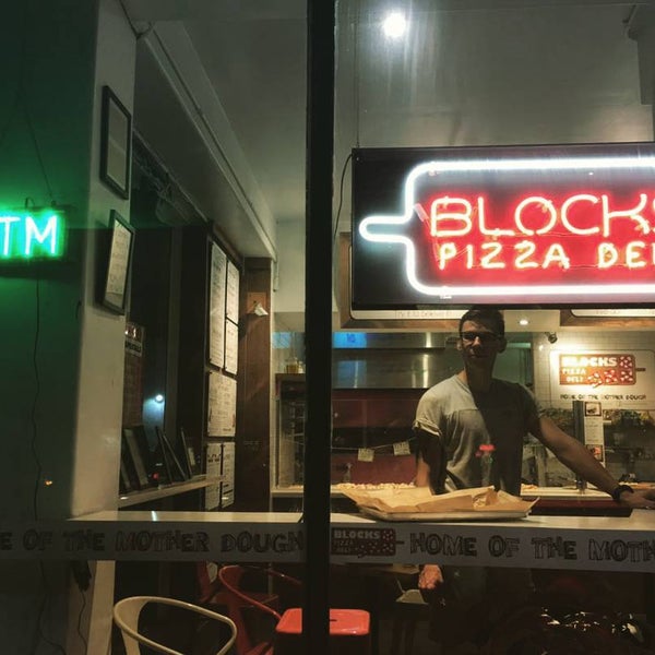 1/2/2016 tarihinde Andrew B.ziyaretçi tarafından Blocks Pizza Deli'de çekilen fotoğraf