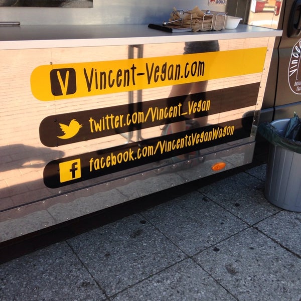 รูปภาพถ่ายที่ Vincent Vegan โดย Kat เมื่อ 7/23/2014