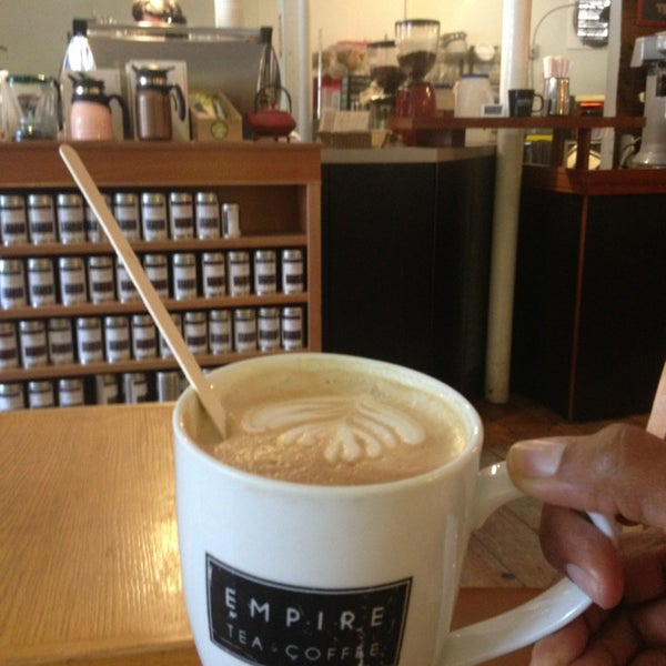 รูปภาพถ่ายที่ Empire Tea &amp; Coffee โดย Vivian N. เมื่อ 9/14/2013