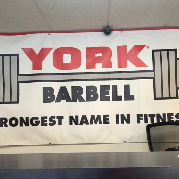 Снимок сделан в York Barbell Retail Outlet Store &amp; Weightlifting Hall of Fame пользователем Chrissy N. 8/25/2020