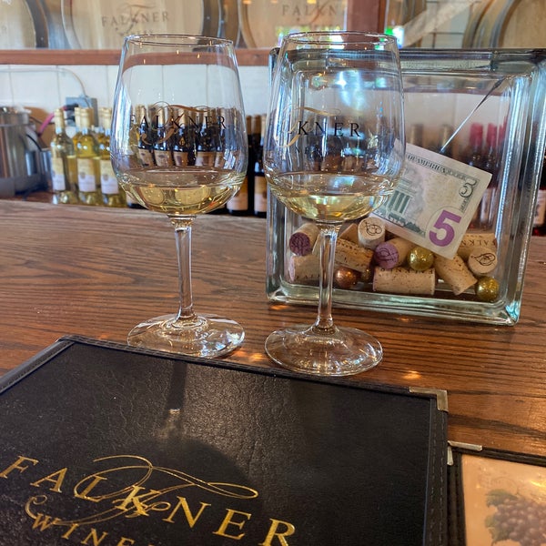 Foto tirada no(a) Falkner Winery por Michelle em 12/31/2019