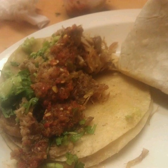 Foto scattata a Dos Burritos Mexican Restaurant da Mitchell G. il 11/3/2012