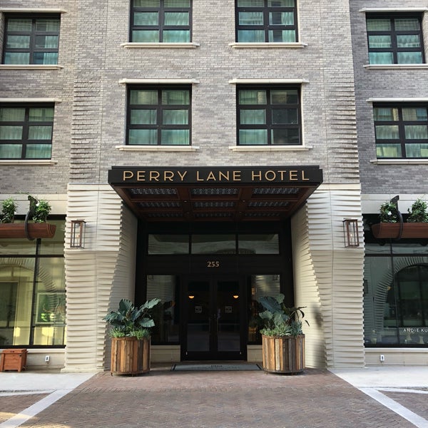Foto tomada en Perry Lane Hotel, a Luxury Collection Hotel, Savannah  por Kevin L. el 6/18/2018