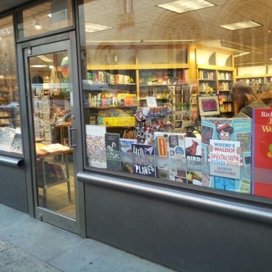 Foto scattata a Atticus Bookstore Cafe da ᴡ D. il 10/11/2012