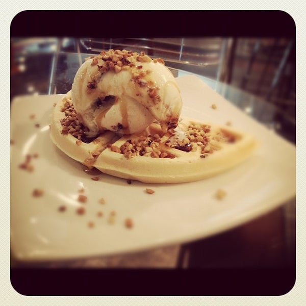 11/4/2012에 Jugdar님이 Zaffiro Waffle &amp; Café에서 찍은 사진
