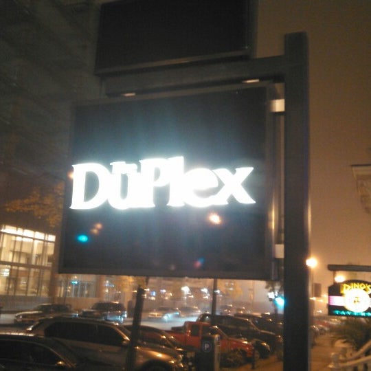 Foto tirada no(a) The Duplex Lounge &amp; Bar- MILWAUKEE por Brian K. em 10/24/2012