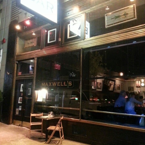 Photo prise au Maxwell&#39;s Bar &amp; Restaurant par William A. le4/16/2013