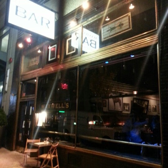 Photo prise au Maxwell&#39;s Bar &amp; Restaurant par Estera P. le4/16/2013