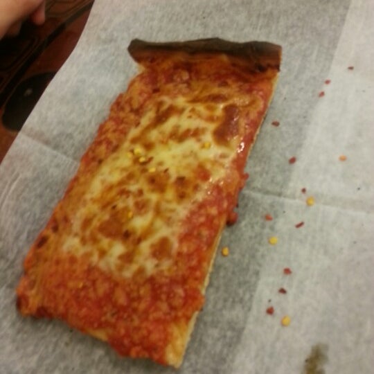 รูปภาพถ่ายที่ Rizzo&#39;s Fine Pizza โดย Roman เมื่อ 2/16/2013