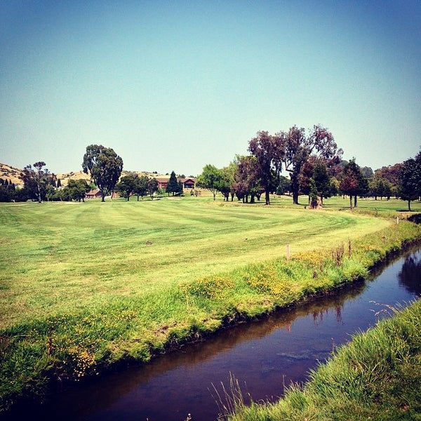 รูปภาพถ่ายที่ Peacock Gap Golf Club โดย Eiríkr J. W. เมื่อ 5/30/2014