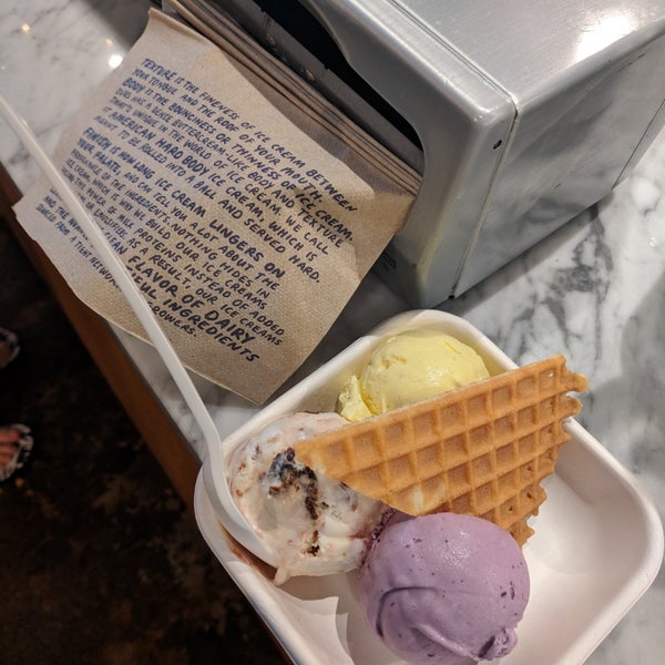 Снимок сделан в Jeni&#39;s Splendid Ice Creams пользователем Monica 5/27/2018