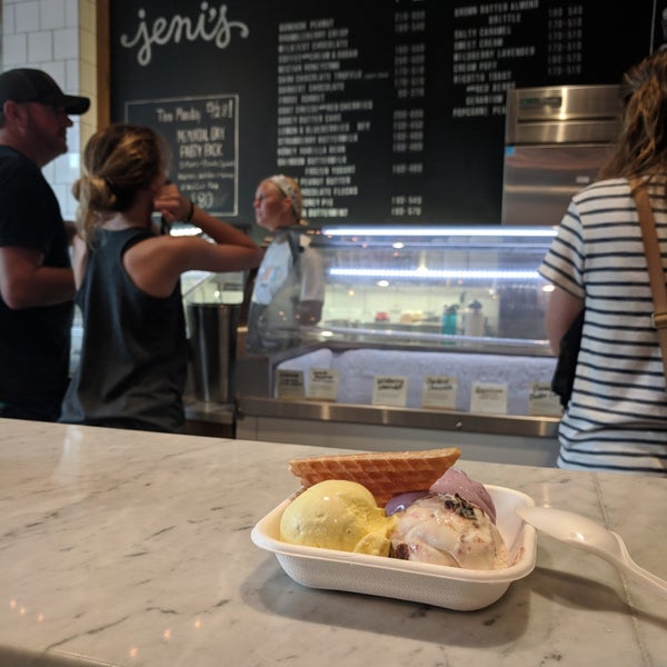 รูปภาพถ่ายที่ Jeni&#39;s Splendid Ice Creams โดย Monica เมื่อ 5/27/2018