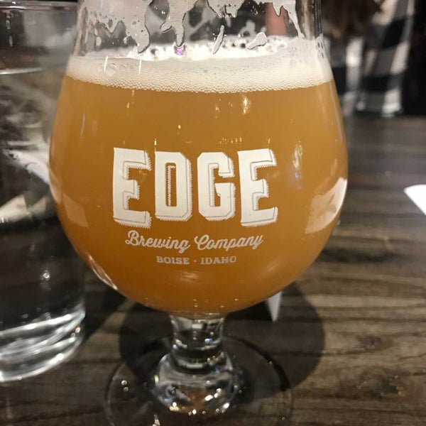 Foto tirada no(a) Edge Brewing Co. por Erik C. em 4/25/2019