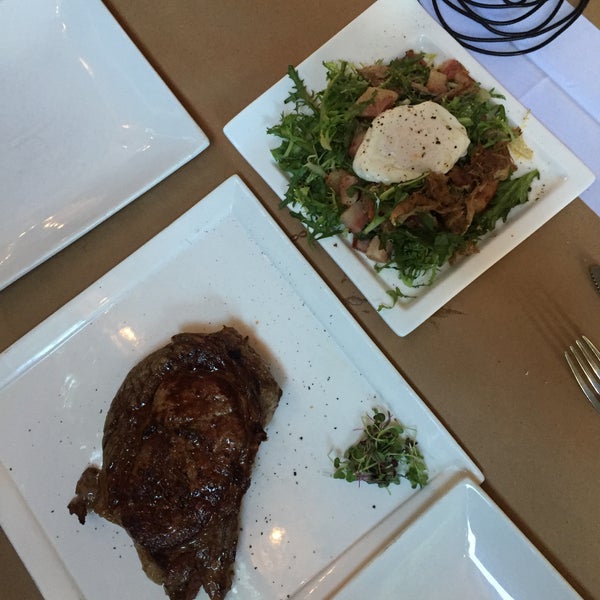 8/22/2015 tarihinde Yulia S.ziyaretçi tarafından Benchmark Restaurant'de çekilen fotoğraf